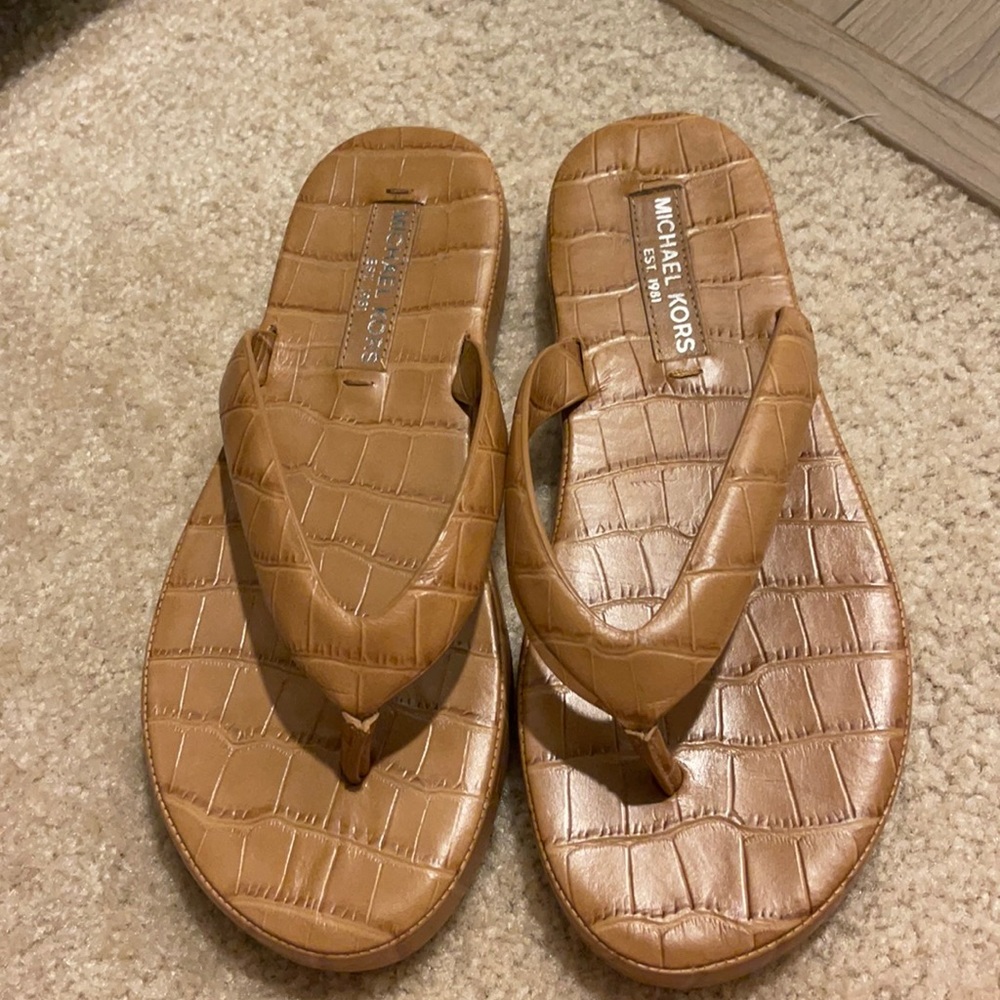 MICHAEL KORS
TOE STRAP Sandal